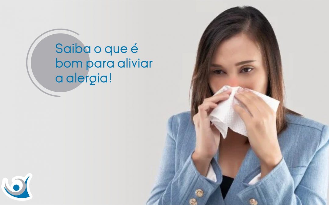 Mulher com lenço no nariz e texto Saiba o que é bom para aliviar a alergia